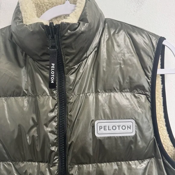 Peloton Cozy Fleece Reversible Vest Olive Green Cream Size XS - Picture 5 of 13